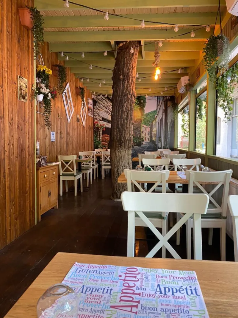 Ambianța caldă a restaurantului Volare
