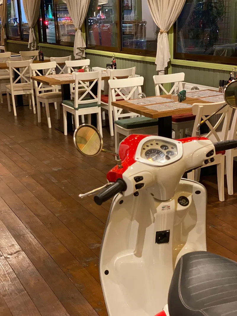 Interiorul localului Volare