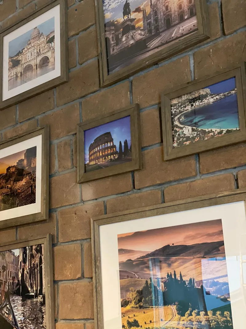 Decor cu tablouri pe perete
