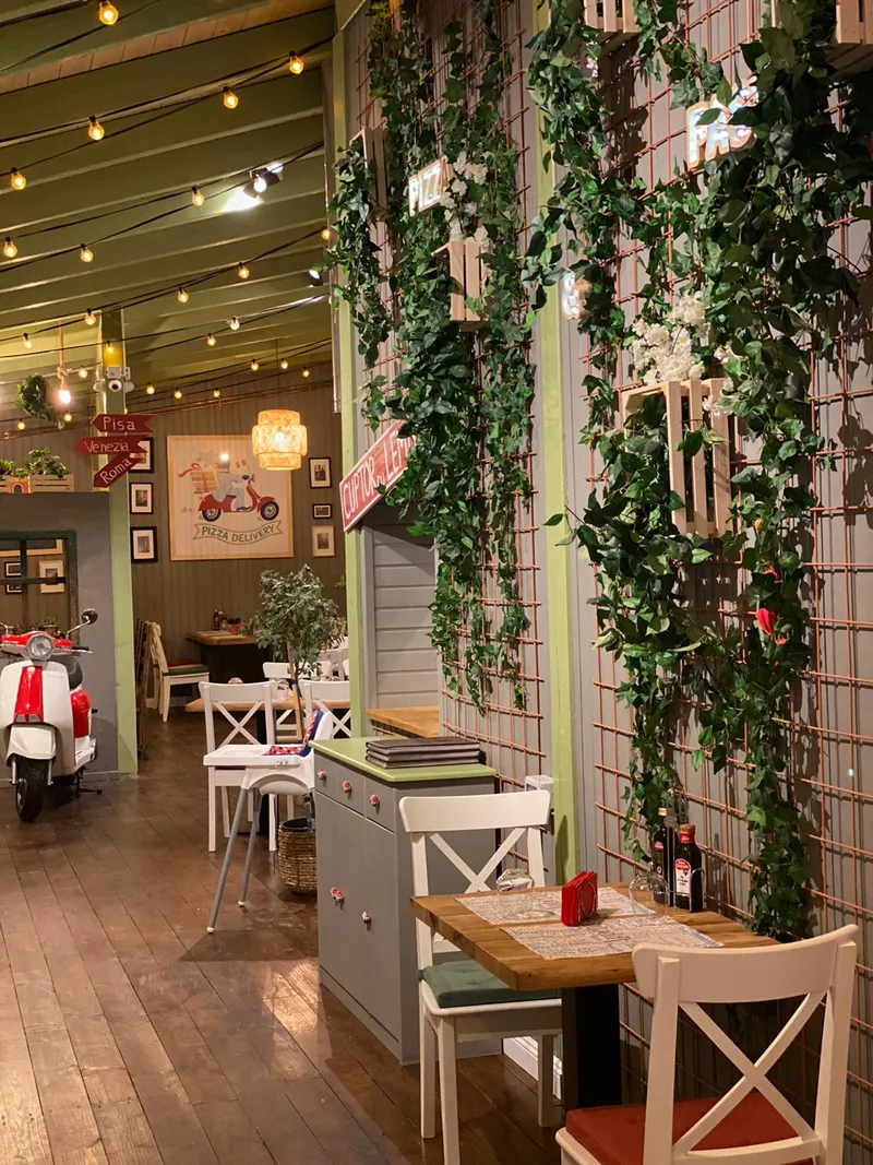 Interiorul pizzeriei Volare